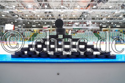 Die Pucks liegen bereit, in der DEL 2 - Frankfurt L&ouml;wen gegen EC Bad Nauheim, Frankfurt am Main, Eissporthalle Frankfurt, 01.11.19