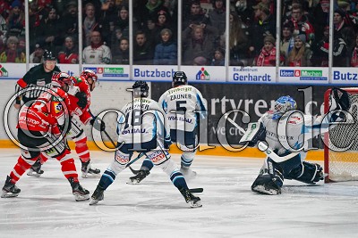 -20- Manuel Strodel (-A- EC Bad Nauheim) und -23- Tyler Fiddler (EC Bad Nauheim) gegen -18- Timo Walther (Dresdner Eisl&ouml;wen) und -5- Sebastian Zauner (Dresdner Eisl&ouml;wen) sowie -1- Florian Proske (Torwart Dresdner Eisl&ouml;wen), in der DEL 2 - EC Bad Nauheim gegen Dresdner Eisl&ouml;wen, Bad Nauheim, Colonel-Knight-Stadion, 24.11.19