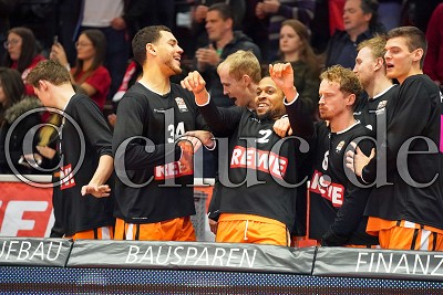 Gute Laune haben die Jungs aus Ulm rund um -2- Isaiah Briscoe (ratiopharm ulm), in der easycredit Basketball Bundesliga - JobStairs GIESSEN 46ers gegen ratiopharm ulm, Gie&szlig;en, Sporthalle Gie&szlig;en-Ost, 01.12.19