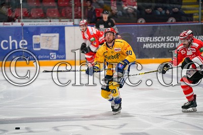 -90- Mike Hammond (Lausitzer F&uuml;chse) vor -15- Kyle Gibbons (EC Bad Nauheim), in der DEL 2 - EC Bad Nauheim gegen Lausitzer F&uuml;chse, Bad Nauheim, Colonel-Knight-Stadion, 01.12.19