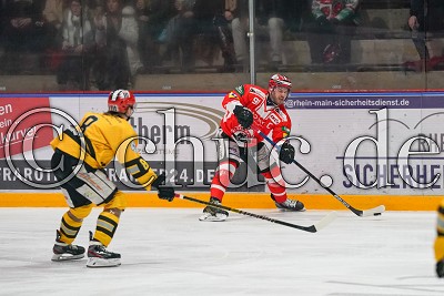 -91- Marc El-Sayed (-C- EC Bad Nauheim) gegen -8- Jusso Rajala (Bayreuth Tigers), in der DEL 2 - EC Bad Nauheim gegen Bayreuth Tigers, Bad Nauheim, Colonel-Knight-Stadion, 20.12.19