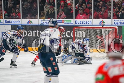 -35- Gerald Kuhn (Torwart EC Kassel Huskies) hat die Scheibe vor -23- Tyler Fiddler (EC Bad Nauheim) und -15- Denis Shevyrin (EC Kassel Huskies), in der DEL 2 - EC Bad Nauheim gegen EC Kassel Huskies, Bad Nauheim, Colonel-Knight-Stadion, 26.12.19
