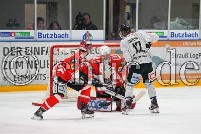-17- Jake Ustorf (EHC Freiburg) gegen -82- Niklas Heyer (EC Bad Nauheim), -53- Bastian Kucis (Torwart EC Bad Nauheim) hat die Scheibe, in der DEL 2 - EC Bad Nauheim gegen EHC Freiburg W&ouml;lfe, Bad Nauheim, Colonel-Knight-Stadion, 12.01.20