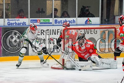 -39- Matt McKnight (Bietigheim Steelers) gegen -77- Mick K&ouml;hler (EC Bad Nauheim) und -31- Felix Bick (Torwart EC Bad Nauheim), in der DEL 2 - EC Bad Nauheim gegen Bietigheim Steelers, Bad Nauheim, Colonel-Knight-Stadion, 21.01.20