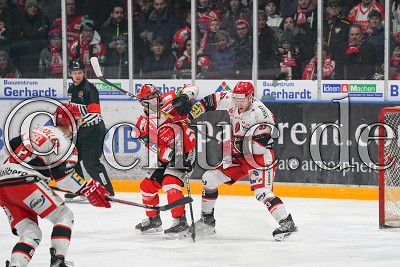 hoher Stock von -33- Hagen Kaisler (Eispiraten Crimmitschau) gegen -81- Andrej Bires (EC Bad Nauheim), in der DEL 2 - EC Bad Nauheim gegen Eispiraten Crimmitschau, Bad Nauheim, Colonel-Knight-Stadion, 24.01.20