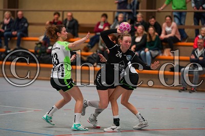 -24- Johanna Wolf (HSG Wettertal) vorbei an -13- Sabrina Vogler (TV Burgsolms) und -2- Celina Jordan (TV Burgsolms), Bezirksoberliga Gie&szlig;en - HSG Wettertal gegen TV Burgsolms, M&uuml;nzenberg, Sporthalle, 01.02.20