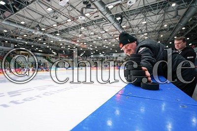 Ralf Gartz (Betreuer EC Bad Nauheim) wirft die vorgeschriebenen 30 Pucks zum Warmup aufs Eis, in der DEL 2 - Frankfurt L&ouml;wen gegen EC Bad Nauheim, Frankfurt am Main, Eissporthalle Frankfurt, 11.02.20