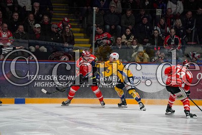 -34- Zach Hamill (EC Bad Nauheim) gegen -25- Ondrej Pozivil (-A- Lausitzer F&uuml;chse), in der DEL 2 - EC Bad Nauheim gegen Lausitzer F&uuml;chse, Bad Nauheim, Colonel-Knight-Stadion, 16.02.20