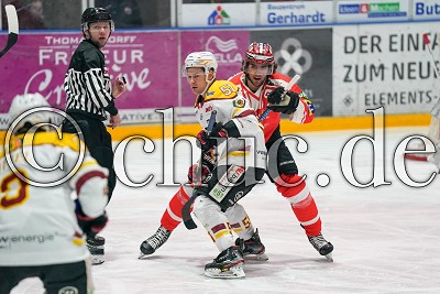 -34- Zach Hamill (EC Bad Nauheim) gegen -51- Branden Gracel (ESV Kaufbeuren), in der DEL 2 - EC Bad Nauheim gegen ESV Kaufbeuren, Bad Nauheim, Colonel-Knight-Stadion, 01.03.20