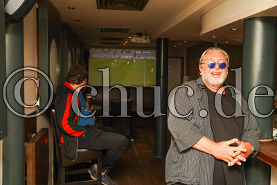 W&auml;hrend dem Spiel der Eintracht Frankfurt, nur ganze wenige Zuschauer sind m&ouml;glich im P13, Fu&szlig;ball-Bundesliga im TV der Bars in Bad Nauheim, 23.05.20, Bad Nauheim