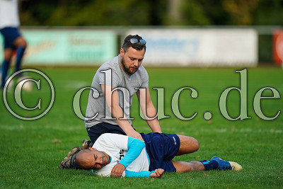 Bojan Blagojevic (Trainer Spvgg. 08 Bad Nauheim) als Physio, Kreisoberliga Friedberg - Spvgg.08 Bad Nauheim gegen FC Massenheim, Bad Nauheim, Waldsportplatz, 19.09.20