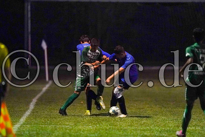 -14- Jakob THUM (FCO Fauerbach) gegen -14- Metehan KARAKUS (Spvgg. 03 Fechenheim) und -9- Ouassim OUASS (Spvgg. 03 Fechenheim), Gruppenliga Frankfurt West - FC Olympia Fauerbach gegen Spvgg. 03 Fechenheim, Friedberg - OT Fauerbach, Sportplatz Fauerbach, 23.09.20