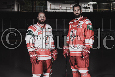 Kelsey Tessier und Daniel Ketter pr&auml;sentieren die neuen Trikots f&uuml;r die Saison 2020/21, Trikotvorstellung EC Bad Nauheim 2020/21, Bad Nauheim, Colonel-Knight-Stadion, 26.09.20