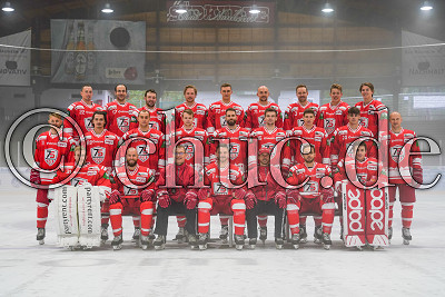 obere Reihe v.l.n.r.:-22- Tomas Schmidt, -97- Frederik Cabana, -7- Cason Hohmann, -20- Aaron Reinig, -70- Nicolas Cornett, -71- James Arniel, -10- Andreas Pauli, -3- Simon Gnyp, -40- Julian Chrobot;mittlere Reihe v.l.n.r.:-11- Jan Luca Sennhenn, -89- Stefan Reiter, -55- Maximilian Gl&ouml;tzl, -18- Marvin Ratmann, -6- Daniel Ketter, -16- Christoph K&ouml;rner, -14- Leon K&ouml;hler, -24- Luis &Uuml;ffing, -17- Mark Richardson;sitzend v.l.n.r.:-31- Felix Bick, -90- Kelsey Tessier, Hannu J&auml;rvenp&auml;&auml;, -91- Marc El-Sayed, Harry Lange, -9- Huba Sekesi, -33- Philipp Maurer;EC Bad Nauheim Teamfoto, Teamfotos EC Bad Nauheim 2020/21, Bad Nauheim, Colonel-Knight-Stadion, 09.10.20