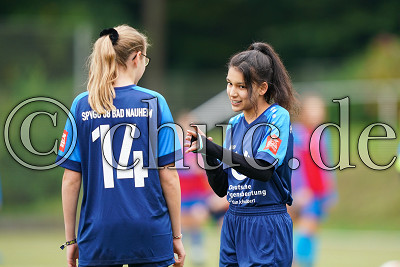-14- Eva Zuchowski (Spvgg. 08 Bad Nauheim) mit -4- Schabnam Ata (Spvgg. 08 Bad Nauheim) im Gespr&auml;ch, C-Juniorinnen Hessenliga - Spvgg. 08 Bad Nauheim gegen MSG Bad Vilbel, Bad Nauheim, Waldsportplatz, 17.10.20