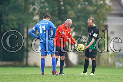 -11- Marvin JOCHEM (-C- FSV Dorheim) und -4- Jan GUENTHER (-C- KSV Bingenheim) mit dem Unparteiischen Abdelkader Akzouli, Kreisliga B Friedberg - FSV Dorheim gegen KSV Bingenheim, Friedberg - OT Dorheim, Sportplatz Dorheim, 18.10.20