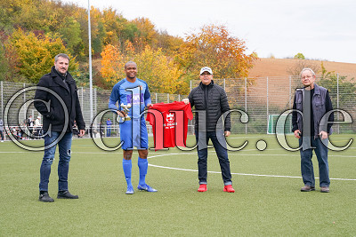 Torj&auml;gerehrung September 2020, Michael Nickolaus (Wetterauer Zeitung), -11- Stanley Ugochukwu IKE (T&uuml;rk SV Bad Nauheim), Stefan Raab, Uwe Born, Gruppenliga Frankfurt West - T&uuml;rk. SV Bad Nauheim gegen SKV Beienheim, Bad Nauheim - OT R&ouml;dgen, Sportplatz R&ouml;dgen, 25.10.20
