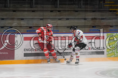 -6- Daniel Ketter (EC Bad Nauheim) gegen -14- Simon Danner (-C- EHC Freiburg), Testspiel zur DEL 2 - EC Bad Nauheim gegen EHC Freiburg W&ouml;lfe, Bad Nauheim, Colonel-Knight-Stadion, 29.10.20