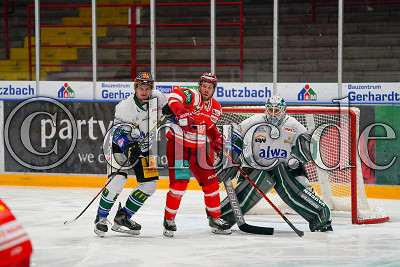 -24- Max Renner (Bietigheim Steelers) gegen -90- Kelsey Tessier (-A- EC Bad Nauheim) vor -92- Jimmy Hertel (Torwart Bietigheim Steelers), DEL 2 - EC Bad Nauheim gegen Bietigheim Steelers, Bad Nauheim, Colonel-Knight-Stadion, 06.11.20