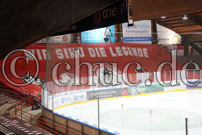 "Wir sind die Legende" zeigt eine riesige Fahne in der S&uuml;dkurve des Colonel-Knight-Stadion, DEL 2 - EC Bad Nauheim gegen Bayreuth Tigers, Bad Nauheim, Colonel-Knight-Stadion, 24.11.20