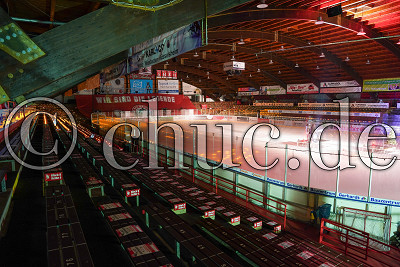 Weihnachtliche Beleuchtung im Colonel-Knight-Stadion, Corona-Weihnachtssingen, Impressionen vom Weihnachtssingen &bdquo;Dahaam&ldquo; im Colonel-Knight-Stadion 2020, Bad Nauheim, Colonel-Knight-Stadion, 19.12.20