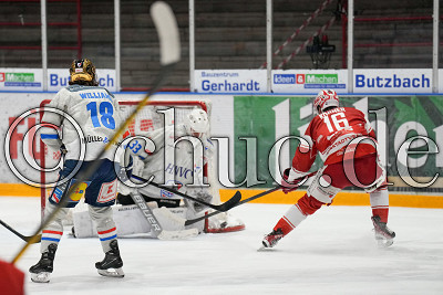 -16- Christoph K&ouml;rner (EC Bad Nauheim) scheitert an -33- Ilya Andryukhov (Torwart Heilbronner Falken), DEL 2 - EC Bad Nauheim gegen Heilbronner Falken, Bad Nauheim, Colonel-Knight-Stadion, 05.01.22