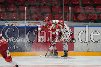 -7- Cason Hohmann (EC Bad Nauheim) vor -79- Mario Scalzo (Eispiraten Crimmitschau), DEL 2 - EC Bad Nauheim gegen Eispiraten Crimmitschau, Bad Nauheim, Colonel-Knight-Stadion, 24.01.21