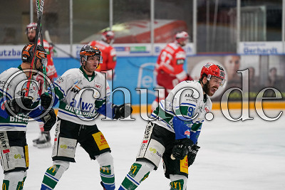 -91- Riley Sheen (Bietigheim Steelers) und -42- Fabjon Kuqi (Bietigheim Steelers) bejubeln das 0:1, DEL 2 - EC Bad Nauheim gegen Bietigheim Steelers, Bad Nauheim, Colonel-Knight-Stadion, 31.01.21