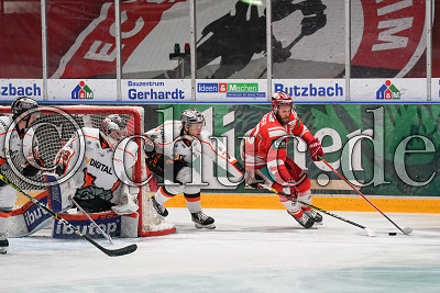 -90- Kelsey Tessier (-A- EC Bad Nauheim) vor -76- Daniel Wirt (Frankfurt L&ouml;wen) , DEL 2 - EC Bad Nauheim gegen L&ouml;wen Frankfurt, Bad Nauheim, Colonel-Knight-Stadion, 22.02.21