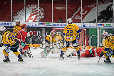 -7- Cason Hohmann (EC Bad Nauheim) und -16- Christoph K&ouml;rner (EC Bad Nauheim) gegen -22- Jakub Kania (Lausitzer F&uuml;chse) und -45- Tobias Ancicka (Torwart Lausitzer F&uuml;chse), DEL 2 - EC Bad Nauheim gegen Lausitzer F&uuml;chse, Bad Nauheim, Colonel-Knight-Stadion, 28.02.21
