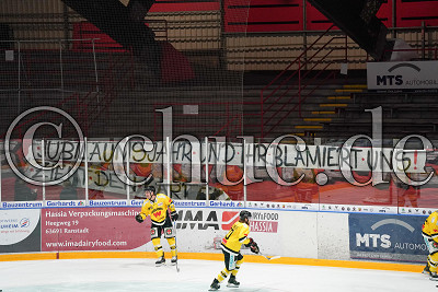 &bdquo;JUBIL&Auml;UMSJAHR UND IHR BLAMIERT UNS! ZIEHT DEN KARREN AUS DEM DRECK!! SOFORT&ldquo; zeigen Spruchb&auml;nder der Fans, DEL 2 - EC Bad Nauheim gegen T&ouml;lzer L&ouml;wen, Bad Nauheim, Colonel-Knight-Stadion, 02.03.21