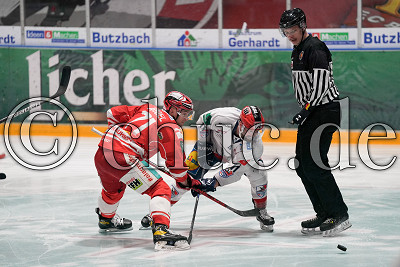 -71- James Arniel (EC Bad Nauheim) gegen -11- Dylan Wruck (-A- Heilbronner Falken) beim Bully, DEL 2 - EC Bad Nauheim gegen Heilbronner Falken, Bad Nauheim, Colonel-Knight-Stadion, 06.03.21