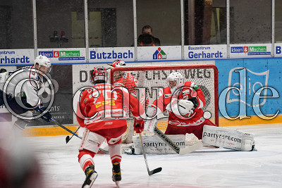 -81- Ryan Olsen (EC Kassel Huskies) trifft gegen -9- Huba Sekesi (-C- EC Bad Nauheim), -70- Nicolas Cornett (EC Bad Nauheim) und -31- Felix Bick (Torwart EC Bad Nauheim) zum 0:1, DEL 2 - EC Bad Nauheim gegen EC Kassel Huskies, Bad Nauheim, Colonel-Knight-Stadion, 12.03.21