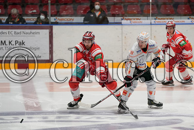 -9- Huba Sekesi (-C- EC Bad Nauheim) gegen -11- Joseph Lewis (ESV Kaufbeuren) , DEL 2 - EC Bad Nauheim gegen ESV Kaufbeuren, Bad Nauheim, Colonel-Knight-Stadion, 16.03.21