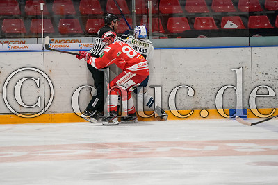 -86- David Aslin (EC Bad Nauheim) checkt -40- Nick Huard (Dresdner Eisl&ouml;wen), DEL 2 - EC Bad Nauheim gegen Dresdner Eisl&ouml;wen, Bad Nauheim, Colonel-Knight-Stadion, 18.03.21