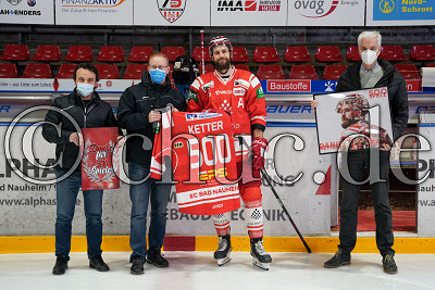 Matthias Baldys (Sportlicher Leiter EC Bad Nauheim), Andreas Ortwein ehren -6- Daniel Ketter (-A- EC Bad Nauheim) f&uuml;r sein 500. Spiel f&uuml;r den EC Bad Nauheim, DEL 2 - EC Bad Nauheim gegen Ravensburg Towerstars, Bad Nauheim, Colonel-Knight-Stadion, 22.03.21