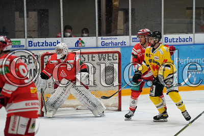 -23- Thomas Merl (T&ouml;lzer L&ouml;wen) gegen -31- Felix Bick (Torwart EC Bad Nauheim) und -20- Aaron Reinig (EC Bad Nauheim), DEL 2 - EC Bad Nauheim gegen T&ouml;lzer L&ouml;wen, Bad Nauheim, Colonel-Knight-Stadion, 26.03.21