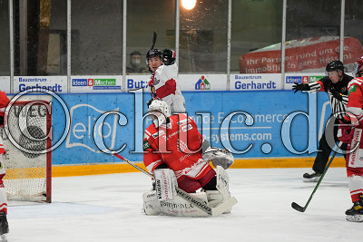 -14- Simon Danner (-C- EHC Freiburg) bejubelt das 0:1 gegen -31- Felix Bick (Torwart EC Bad Nauheim), DEL 2 - EC Bad Nauheim gegen EHC Freiburg, Bad Nauheim, Colonel-Knight-Stadion, 03.05.21