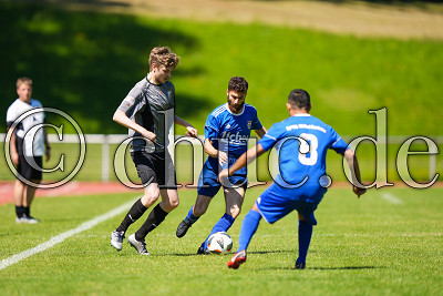 -11- Joschka Br&uuml;cher (TSV Ostheim) gegen -8- Taher Sawari (Spvgg. 08 Bad Nauheim) und -11- Maher Al Hassan (Spvgg. 08 Bad Nauheim), Vorbereitungsspiel Friedberg Kreisliga - Spvgg. 08 Bad Nauheim gegen TSV Ostheim, Bad Nauheim, Waldsportplatz, 14.06.21