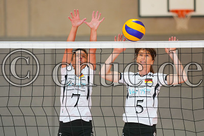 -7- Denise H&ouml;hne und -5- Regina G&ouml;dde beim Block, &Uuml;50 Vollebay Damen-Nationalmannschaft Deutschland, Rosbach OT Rodheim, Sporthalle Rodheim, 10.07.21