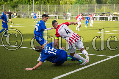 -4- Erdinc USTA (-C- T&uuml;rk. SV Bad Nauheim) gegen -10- Mert ALGUEL (SV Steinfurth) und -15- Janis WETZEL (SV Steinfurth), Stadtopokal Bad Nauheim Finale -T&uuml;rk. SV Bad Nauheim gegen SV Steinfurth, Bad Nauheim - OT R&ouml;dgen, Waldsportplatz, 07.08.21