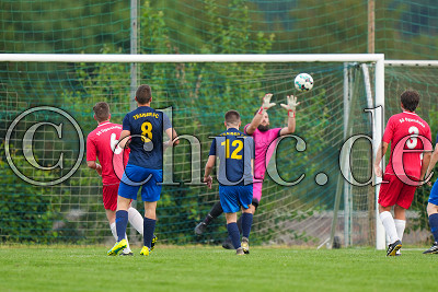 -6- Gernot MATZ (SG Oppershofen) schie&szlig;t aber -1- Maximilian WEISS (Torwart Traiser FC) ist zur Stelle, Kreisliga A Friedberg - SG Oppershofen gegen Traiser FC, Rockenberg - OT Oppershofen, Sportplatz Oppershofen, 25.08.21