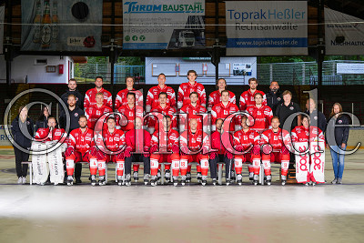Teamfoto EC Bad Nauheim;sitzend v.l.n.r.:-31- Felix Bick, -4- Kevin Schmidt, -19- Tyler Vause , Hugo Boisvert (Co-Trainer), -91- Marc El-Sayed , -18- Tobias W&ouml;rle , Harry Lange (Trainer), -10- Andreas Pauli , -9- Huba Sekesi , -33- Philipp Maurer;stehend v.l.n.r.:Marlen Kehr (Physio), Syna Edelbauer (Physio), Florian Patzak (Physio), -63- Philipp Wachter , -61- Jordan Hickmott , -89- Stefan Reiter , -16- Christoph K&ouml;rner , -77- Mick K&ouml;hler , -21- Eric Stephan  , Wolfgang Janout (Betreuer), Marco Kettrukat (Teamarzt), Dr. Caroline Pak (Team&auml;rztin);oben v.l.n.r.:Lucas Mussler (Physio), -36- Jerry Pollastrone , -25- Fabian Herrmann , -22- Tomas Schmidt , -14- Leon K&ouml;hler , -71- Tristan Keck , -15- Mark Shevyrin , Murat Pak (Teamarzt);Media-Day EC Bad Nauheim 2021/22, Bad Nauheim, Colonel-Knight-Stadion, 31.08.21