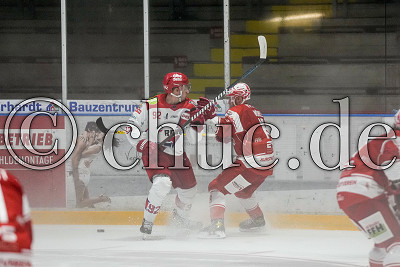 -92- Richard Gelke (Selber W&ouml;lfe) gegen -18- Tobias W&ouml;rle (EC Bad Nauheim), Testspiel - EC Bad Nauheim gegen Selber W&ouml;lfe, Bad Nauheim, Colonel-Knight-Stadion, 10.09.21