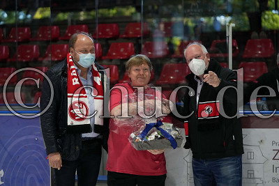 Wolfgang Janout (Betreuer EC Bad Nauheim) bekommt nachtr&auml;glich zum 60. Geburtstag gratuliert, Testspiel - EC Bad Nauheim gegen EG Diez-Limburg Rockets, Bad Nauheim, Colonel-Knight-Stadion, 12.09.21