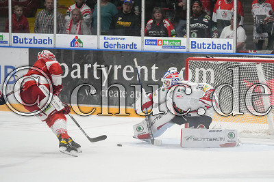 -9- Huba Sekesi (-C- EC Bad Nauheim) scheitert an -30- Luis Benzing (Torwart EHC Freiburg), Testspiel - EC Bad Nauheim gegen EHC Freiburg W&ouml;lfe, Bad Nauheim, Colonel-Knight-Stadion, 17.09.21