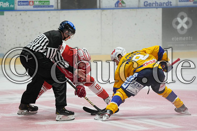 -18- Tobias W&ouml;rle (-C- EC Bad Nauheim) gegen -91- Roope M&auml;kitalo (Lausitzer F&uuml;chse) beim Bully, DEL 2 - EC Bad Nauheim gegen Lausitzer F&uuml;chse, Bad Nauheim, Colonel-Knight-Stadion, 03.10.21