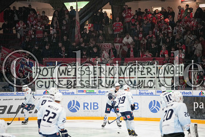 &bdquo;Rot Weisser K&auml;mpferjunge! Gute Besserung Pauli&ldquo; Genesungsw&uuml;nsche f&uuml;r -10- Andreas Pauli (EC Bad Nauheim), DEL 2 - EC Bad Nauheim gegen EC Kassel Huskies, Bad Nauheim, Colonel-Knight-Stadion, 10.10.21