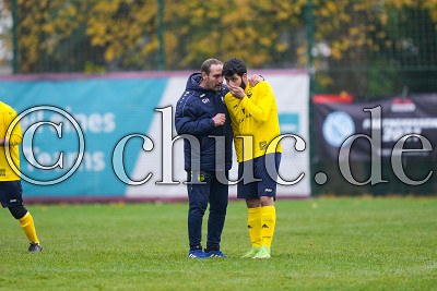 Stefan Hiecke (Trainer FC Ajax R&ouml;dgen) mit -8- Ahmad ALKHALAF (FC Ajax R&ouml;dgen), Kreisliga B Friedberg - FSV Dorheim gegen FC Ajax R&ouml;dgen, Friedberg - OT Dorheim, Sportplatz Dorheim, 30.10.21