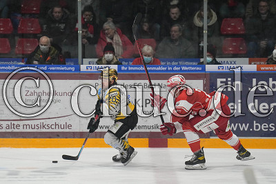 -20- Ville J&auml;rvel&auml;inen (-A- Bayreuth Tigers) vor -23- Robin van Calster (EC Bad Nauheim)n, DEL 2 - EC Bad Nauheim gegen Bayreuth Tigers, Bad Nauheim, Colonel-Knight-Stadion, 19.11.21